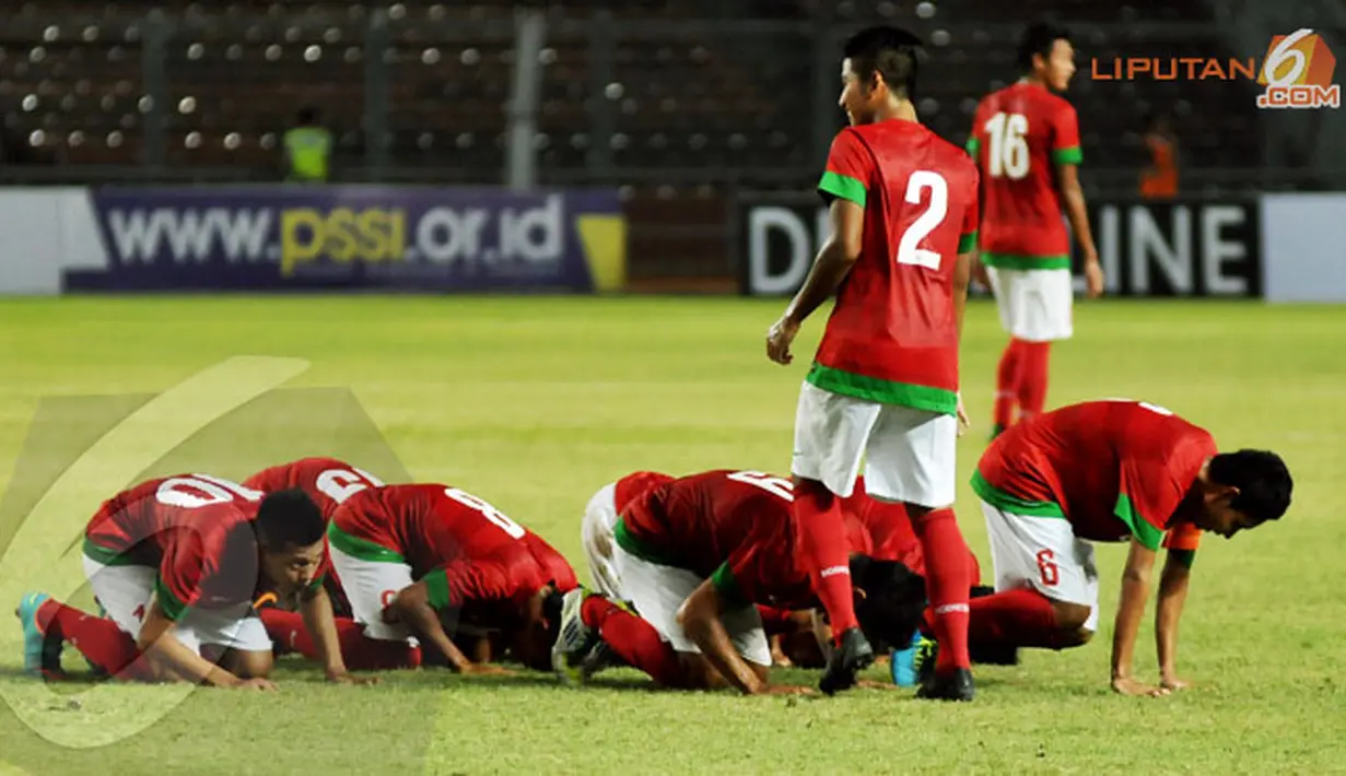 Wajar jika Garuda muda ini meluapkan kegembiraan usai berhasil mencetak gol. Tampak beberapa pemain bersujud usai menjebol gawang Filipina (Liputan6.com/ Helmi Fithriansyah)