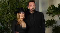 Jennifer Lopez (kiri) dan Ben Affleck tiba untuk menghadiri Ralph Lauren Spring 2023 Fashion Experience di The Huntington, Pasadena, California, Amerika Serikat, 13 Oktober 2022. Jennifer Lopez dan Ben Affleck tampil mesra dengan memancarkan kebahagiaan pengantin baru. (AP Photo/Chris Pizzello)