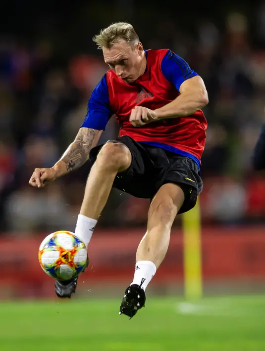 Bek Manchester United, Phil Jones mengontrol bola saat mengikuti sesi latihan terbuka jelang pertandingan tur pramusim melawan Perth Glory di Stadion Optus, Perth (11/7/2019). MU dijadwalkan menggelar tur pramusim di Australia, Tiongkok, dan Singapura. (AFP Photo/Tony Ashby)