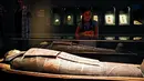 Seorang gadis mengamati mumi berusia 2.200 tahun yang dipajang di Museum Israel, Yerusalem, Rabu (27/7). Mumi Mesir berjenis kelamin pria berusia 30-40 tahun itu bernama "Iret-hor-r-u", yang berarti "Pelindung Mata Horus". (REUTERS/Ronen Zvulun)