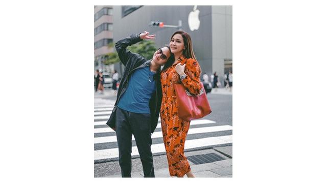 Rela Jadi Backing Vokal, Ini 6 Momen Kebersamaan Maia dan Dul Jaelani