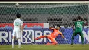 Gol balasan PSS akhirnya lahir di menit ke-87 melalui serangan balik. Kiper Persebaya, Ernando tak mampu membendung sundulan dari Irfan Jaya yang menerima umpan manis dari Irkham Milla. (Bola.com/Bagaskara Lazuardi)