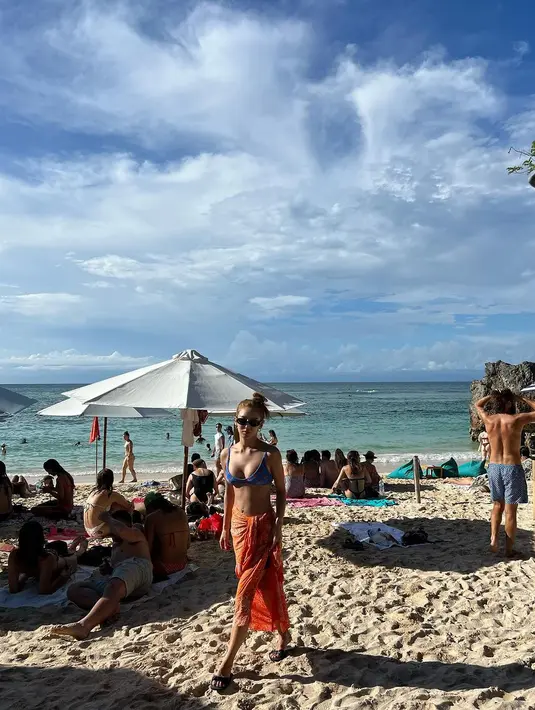 Salah satu destinasi wisata yang ia kunjungi tentu saja pantai. Berpose di tengah teriknya matahari, Hyoyeon tampil memesona dengan bikini dan kain lilit Bali. [@hyoyeon_x_x]