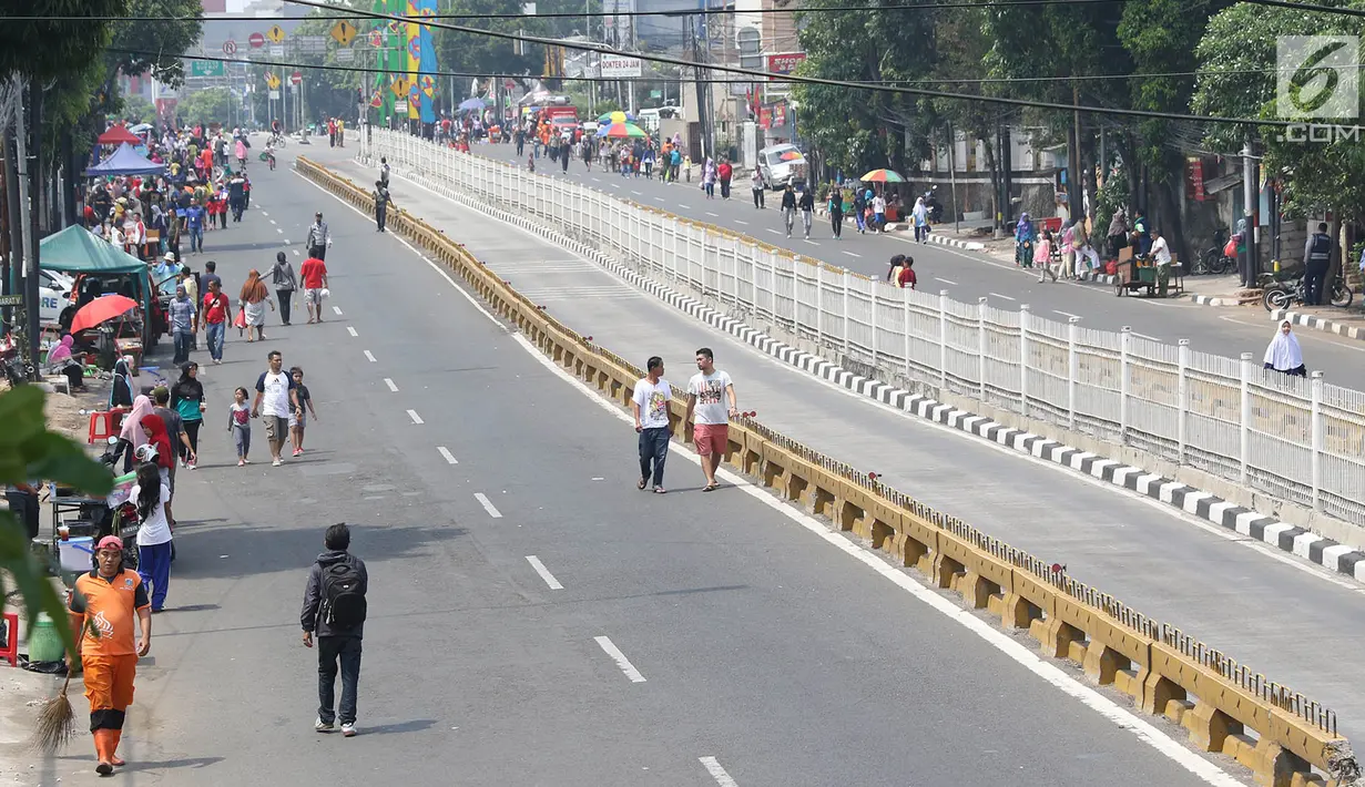 Warga memadati area Car free day (CFD) di Jalan Warung Jati Barat, Jakarta Selatan, Minggu (17/9). Car free day (CFD) kembali digelar untuk yang kedua kalinya di kawasan Mampang Prapatan hingga Pejaten. (Liputan6.com/Immanuel Antonius)
