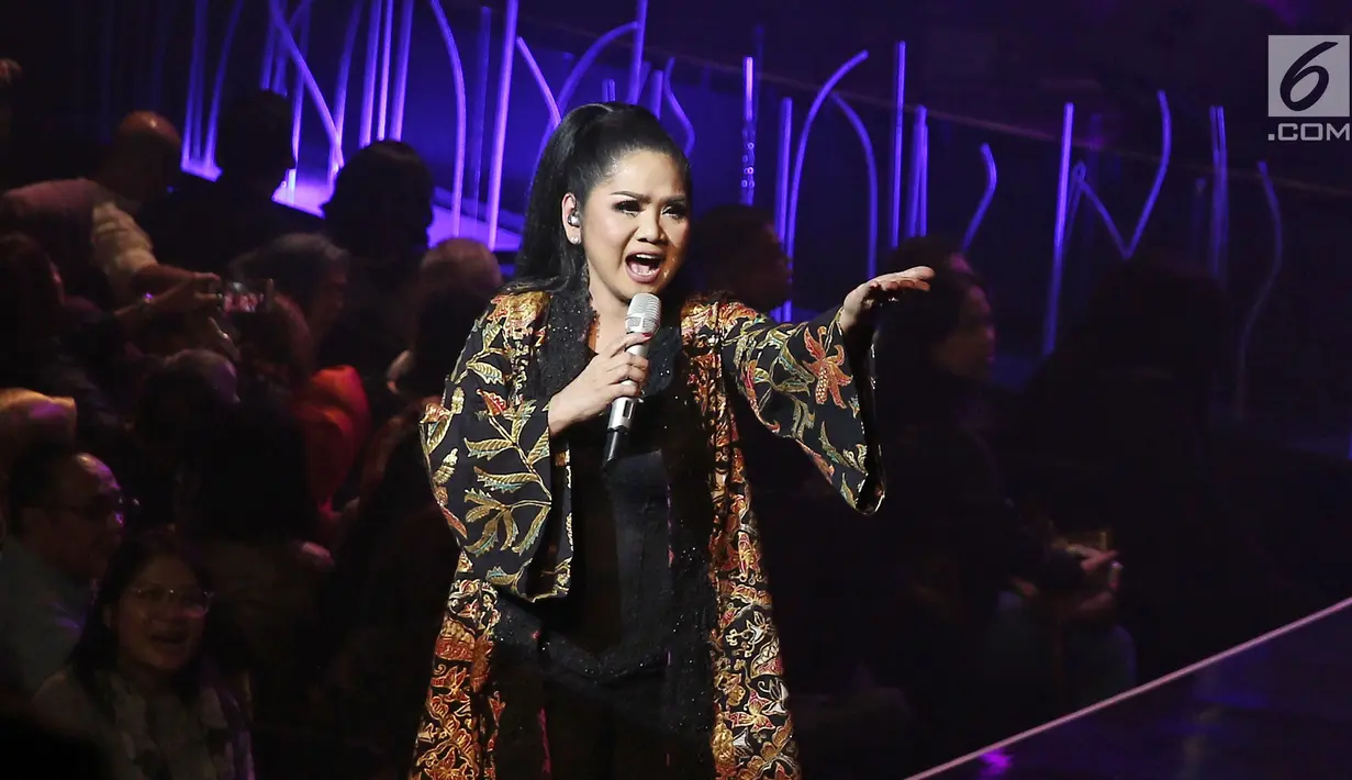 Penyanyi Vina Panduwinata tampil pada konser bertajuk 'September Ceria' di Balai Sarbini, Jakarta, Jumat (8/9). Sebanyak 15 lagu dibawakan dengan mengajak penggemar ikut bernyanyi. (Liputan6.com/Herman Zakharia)