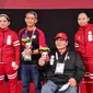 Leani/Khalimatus menerima medali emas Paralimpiade Tokyo 2020 (Dok NPC Indonesia)