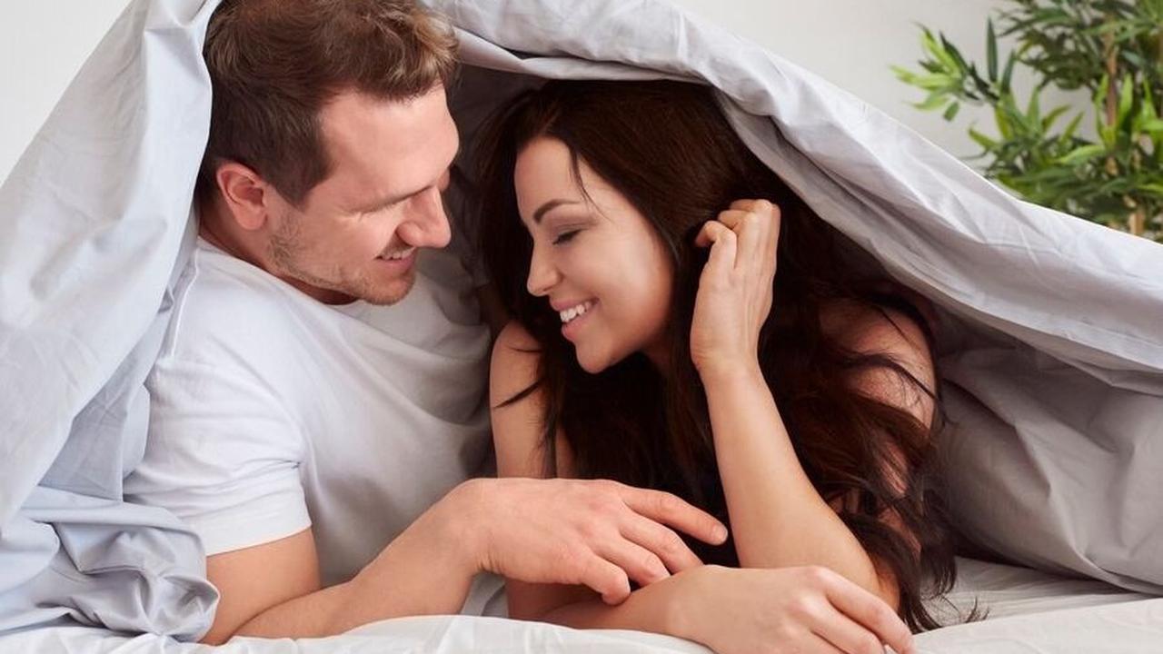 Sebagaimana diungkapkan oleh peneliti Jessica O'Reilly, "Kelonan memicu pelepasan oksitosin dalam tubuh, yang dapat meningkatkan kebahagiaan dan meredakan stres."