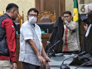 Terdakwa kasus dugaan suap penanganan perkara terpidana pembunuhan Gregorius Ronald Tannur tahun 2024 dan gratifikasi tahun 2012-2022, Zarof Ricar (tengah) usai mengikuti sidang pembacaan vonis di Pengadilan Tindak Pidana Korupsi (Tipikor), Jakarta, Rabu (18/6/2025). (Liputan6.com/Angga Yuniar)