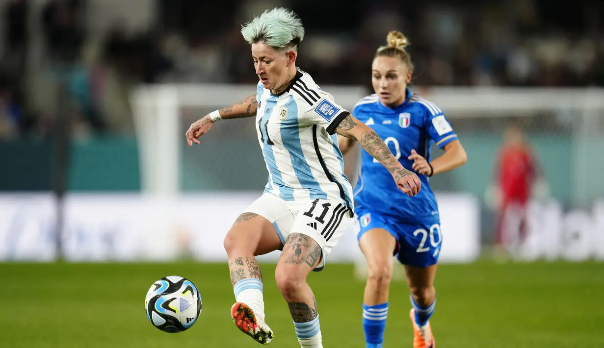 <p>Pemain Timnas Wanita Argentina, Yamila Rodriguez (kiri) mengontrol bola pada laga Grup G Piala Dunia Wanita 2023 melawan Italia di Eden Park, Auckland, New Zealand, 24 Juli 2023. (AP Photo/Abbie Parr)</p>