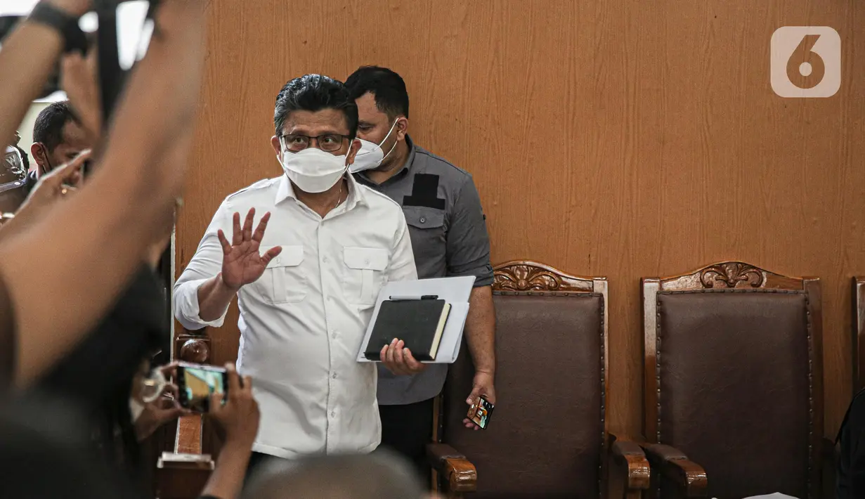 Terdakwa kasus pembunuhan berencana terhadap Nofriansyah Yousa Hutabarat atau Brigadir J, Ferdy Sambo menyapa pengunjung sebelum menjalani sidang di Pengadian Negeri Jakarta Selatan, Jakarta, Selasa (24/1/2023). Sidang kali ini, kuasa hukum Ferdy Sambo membawa tumpukan berkas yang diduga merupakan pembelaan yang diajukan oleh Ferdy Sambo . (Liputan6.com/Faizal Fanani)