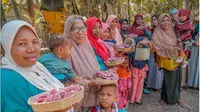 Pembagian hewan kurban di pedalaman NTT pada tahun lalu. (Istimewa).