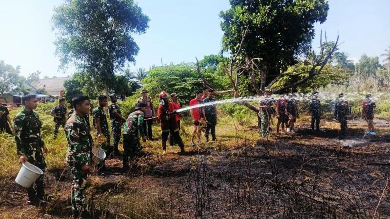 Yonkomposit 1G Terjunkan 200 Personel Padamkan Karhutla Natuna di Bunguran Timur