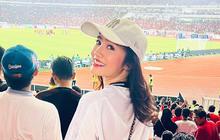 3 Pesona Febby Rastanty Nonton Timnas Indonesia di SUGBK, Tampil Sporty Kenakan Jersey