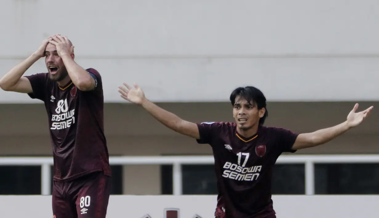 Pemain PSM Makassar, Wiljan Pluim dan Rasyid Bakri tampak kecewa saat melawan Becamex Binh Duong pada laga semifinal Zona ASEAN Piala AFC 2019 di Stadion Pakansari, Rabu (26/6). PSM menang 2-1 atas Becamex Binh Duong. (Bola.com/M Iqbal Ichsan)