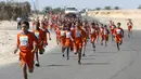 Sejumlah anak Palestina berlari selama mengikuti maraton yang diselenggarakan oleh Culture and Free Thought association di Khan Younis di Jalur Gaza selatan (28/4/2016). (REUTERS / Ibraheem Abu Mustafa)