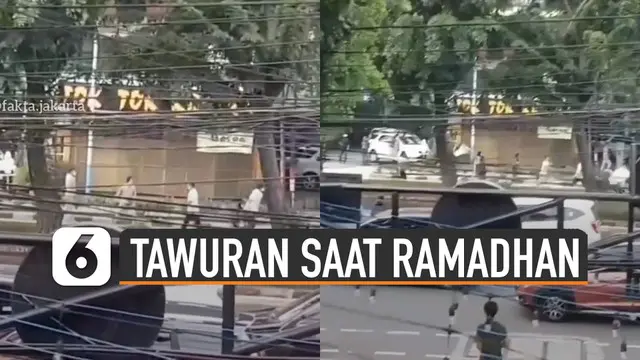 Beredar video dua kelompok pemuda saling tawuran di pinggir jalan saat bulan ramadhan.