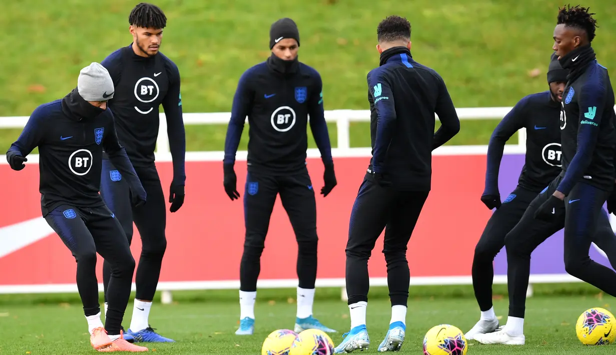 Gelandang Inggris Raheem Sterling (kiri) bersama rekan-rekannya berlatih jelang menghadapi Montenegro pada babak kualifikasi Grup A Piala Eropa 2020, St George's Park, Burton-on-Trent, Inggris, Selasa (12/11/2019). Inggris menjamu Montenegro di Stadion Wembley pada 15 November 2019. (Paul ELLIS/AFP)