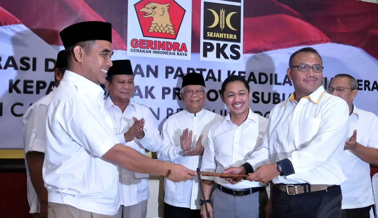 Penyerahan tanda kesepakatan oleh Sekejan Gerinda Ahmad Muzani (kiri) dan Sekjen PKS Taufik Ridho, Sabtu (17/5/2014) (liputan6.com/Johan Tallo)