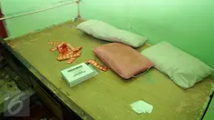 Alat kontrasepsi terlihat di salah satu kamar di sebuah kafe yang mulai ditinggalkan di kawasan Kalijodo, Jakarta, (18/2). Lokalisasi itu mulai ditinggalkan penghuni sejak berkembangnya wacana penggusuran kawasan Kalijodo. (Liputan6.com/Gempur M Surya)