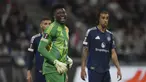 Ekspresi kiper Manchester United, Andre Onana dalam laga leg 1 perempat final Liga Europa 2024/2025 melawan Lyon di Parc Olympique Lyonnais Groupama stadium, Decines-Charpieu, Prancis. (AP Photo/Thibault Camus)