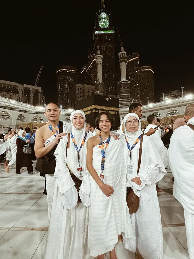 6 Potret Gaya Artis Jalani Ibadah Umroh di Momen Tahun Baru 2024, Bunga Citra Lestari hingga Febby Rastanty