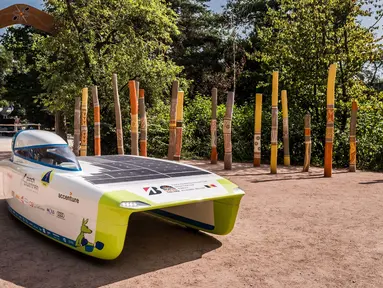 Tampilan mobil surya baru dari Tim Solar Punch Powertrain Belgia yang dirilis ke media di Planckendael Zoo di Mechelen, Belgia (21/6). Mobil ini akan mengikuti perlombaan Bridgestone World Solar Challenge di Australia. (AP Photo/Geert Vanden Wijngaert)
