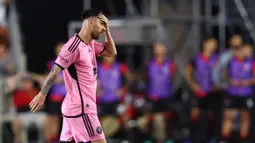 Messi pun ditarik ke luar lapangan pada menit ke-60 oleh pelatih Mauricio Larriera. (AFP/Megan Briggs)