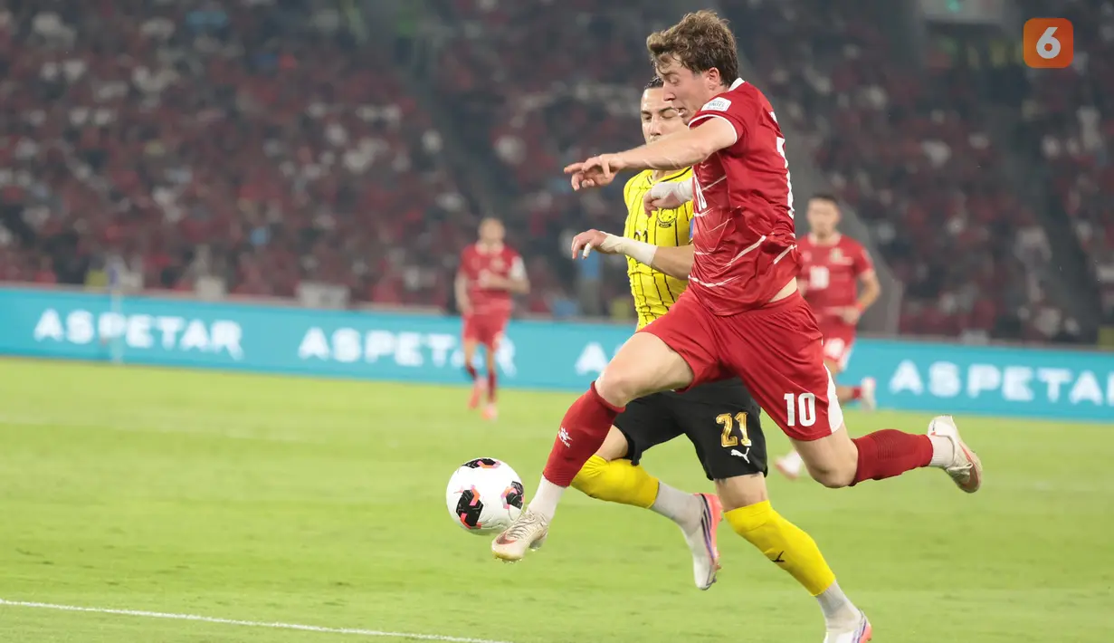 Penyerang Timnas Indonesia Ole Romeny beraksi saat menghadapi Malaysia pada laga kedua Grup A FIFA ASEAN Cup 2026 di Stadion Utama Gelora Bung Karno (SUGBK), Jakarta, Senin (28/9/2026). Pertandingan Indonesia vs Malaysia berakhir imbang tanpa gol 0-0. (KLY/Budy Santoso)
