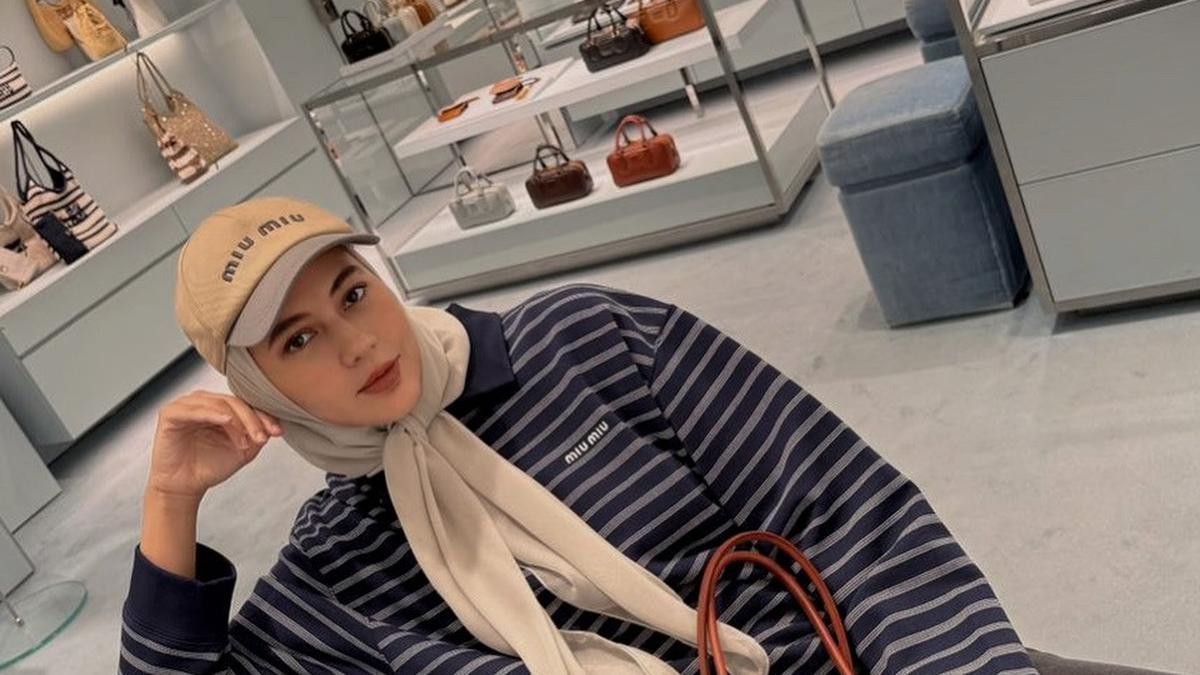 Gaya Hijab Skena Paula Verhoeven, Tampil Boyish dengan Tas Rp60 Jutaan