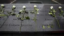 Bunga mawar diletakkan di The National September 11 Memorial di Lower Manhattan, New York, Kamis (10/9/2015). Masyarakat akan menggelar peringatan terkait tragedi 9/11. (REUTERS / Andrew Kelly)