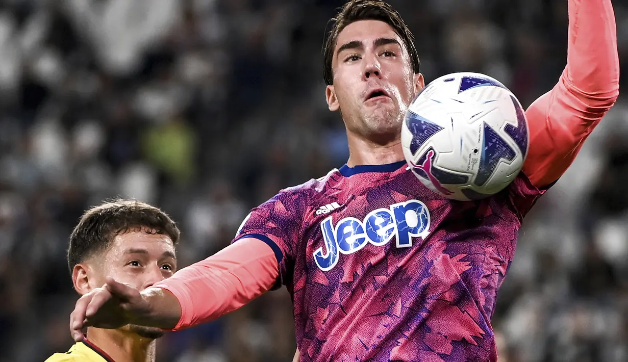 Pemain depan Juventus Dusan Vlahovic menguasai bola saat laga pekan kedelapan Liga Italia 2022-2023 menjamu Bologna di Allianz Stadium, Senin (3/10/2022) dini hari WIB. Tiga gol kemenangan Si Nyonya Besar dicetak oleh Filip Kostic (24'), Dusan Vlahovic (59'), dan Arkadiusz Milik (62'). (Marco Pozzi/LaPresse via AP)