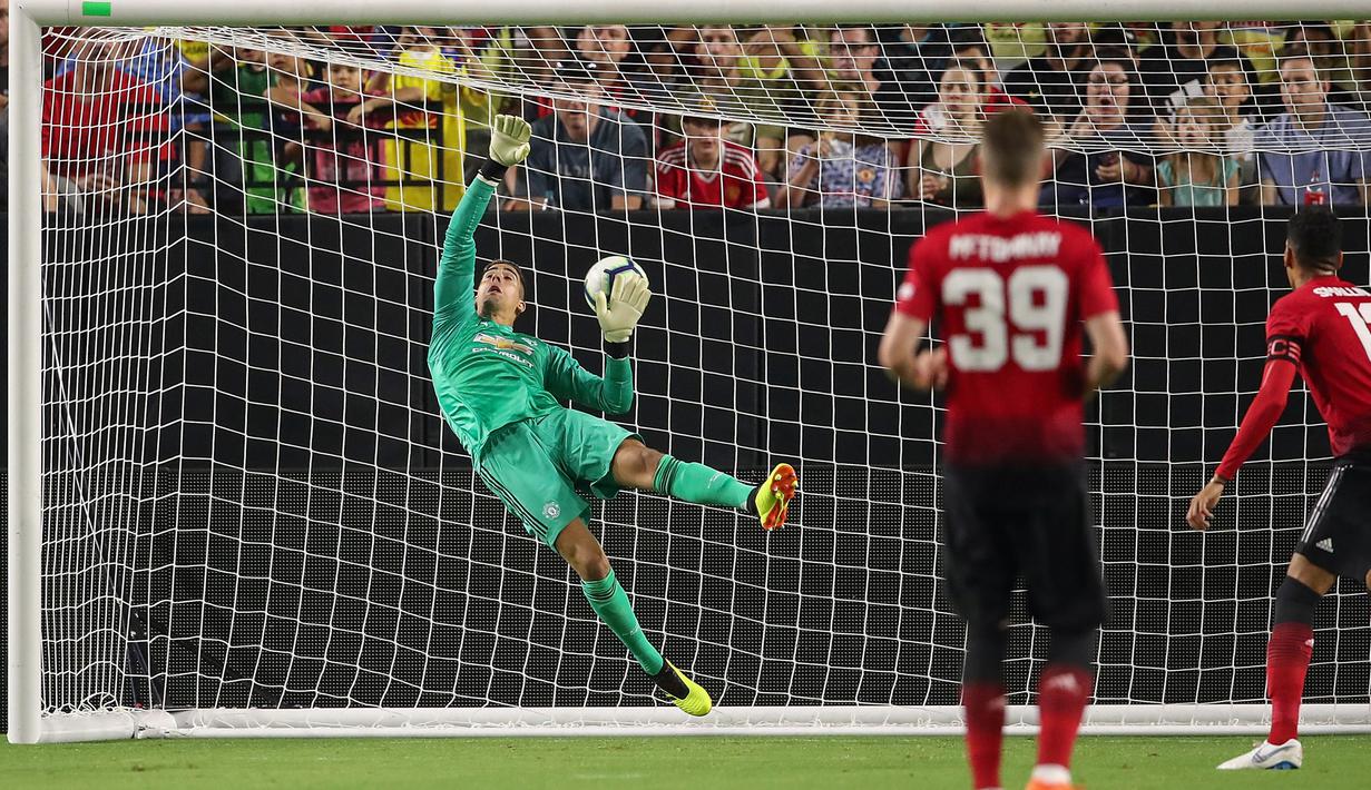 Kiper MU, Joel Pereira gagal mengamankan bola saat melawan Club America pada laga uji coba di University of Phoenix Stadium, Glendale, Arizona, (19/7/2018). MU bermain imbang 1-1. (Christian Petersen/Getty Images for International Champions Cup/AFP)