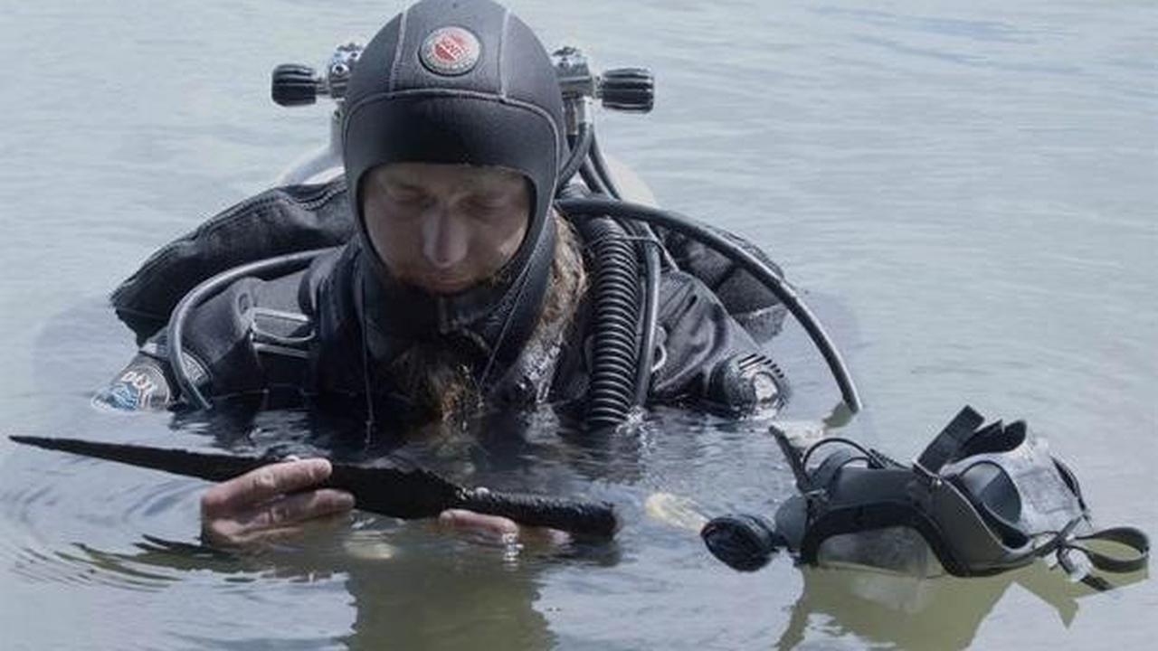 "Temuan paling spektakuler dalam musim penelitian ini adalah pedang kedelapan yang ditemukan di Danau Lednica, pertama kali dalam 20 tahun," kata profesor arkeologi dan ahli arkeologi kelautan, Andrzej Pydyn.