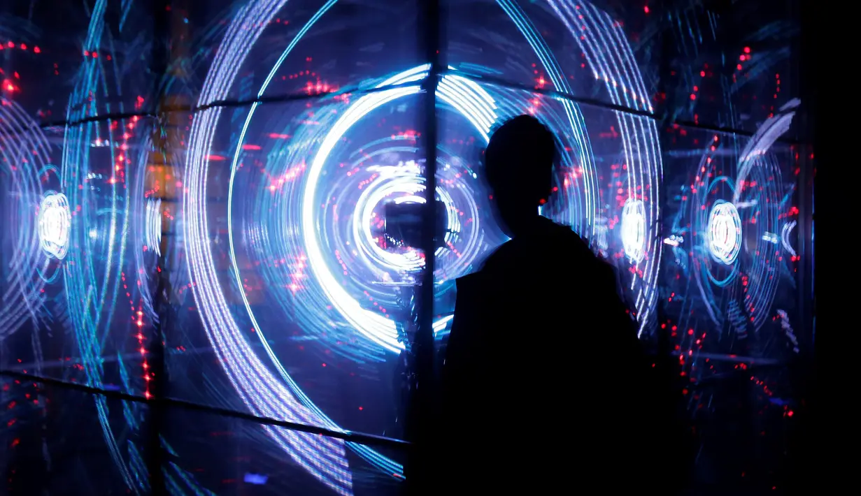 Pengunjung melintas di depan instalasi yang diberi nama "Rezonator" pada acara Signal Light Festival, Prague, Rep. Ceko, (13/10). Festival ini berlangsung dari 13 Oktober sampai 16 Oktober 2016 di Praha. (REUTERS/David W Cerny)