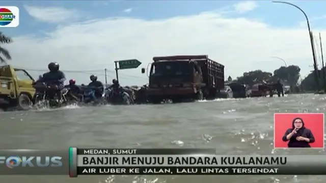 Jalan menuju Bandara Kualanamu, Sumatera Utara, pada Selasa (5/12) siang terendam banjir. Akibatnya, polisi harus alihkan lalu lintas.