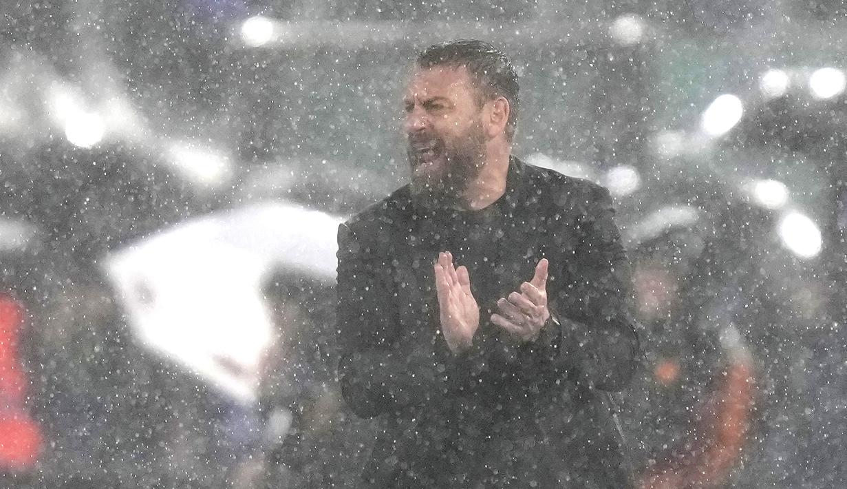 Pelatih AS Roma, Daniele De Rossi, memberikan semangat kepada anak asuhnya saat melawan Inter Milan pada pekan ke-24 Serie A 2023/2024 di Stadio Olimpico, Minggu (11/2/2024). Hasil ini mengakhiri tren positif Roma di bawah kendali De Rossi. Setelah menang pada tiga laga awal, Roma akhirnya kalah di tangan Inter Milan. (AP Photo/Alessandra Tarantino)