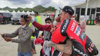 Pembalap Ducati Aruba Racing Scott Redding melayani permintaan foto dari penggemarnya usai WSBK Mandalika di Sirkuit Mandalia, Lombok, NTB, Minggu (21/11/2021). (foto: Liputan6.com/Septian Pamungkas)