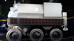 Bernama Lunar Cruiser, mobil kerjasama antara JAXA (badan antariksa Jepang) dan Toyota ini akan digunakan untuk menghidupkan kembali misi eksplorasi berawak di Bulan. (Kazuhiro NOGI/AFP)