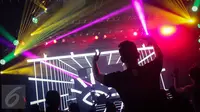 Pengunjung bergoyang mengikuti irama music DJ pada acara Djakarta Warehouse Project (DWP) 2016, di Kemayoran, Jakarta, Jumat. (09/12). Pesta dance terbesar di Asia Tenggara diikuti DJ ternama dari mancanegara. (Liputan6.com/Fery Pradolo)