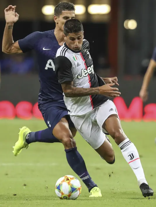 Bek Juventus, Joao Cancelo berusaha menggiring bola dari kawalan pemain Tottenham Hotspur selama pertandingan International Champions Cup (ICC) 2019 di National Stadium, Singapura (21/7/2019). Tottenham menang tipis atas Juventus 3-2. (AP Photo/Danial Hakim)