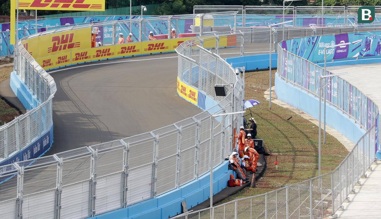 <p>Suasana sirkuit jelang balapan di Jakarta International e-Prix Circuit (Jakarta E-Prix), Ancol pada Jumat (4/6/2022). (Bola.com/M Iqbal Ichsan)</p>