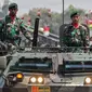 Prajurit TNI menaiki panser saat parade alutsista pada perayaan HUT ke-74 TNI di Lanud Halim Perdanakusuma, Jakarta Timur, Sabtu (5/10/2019). TNI menampilkan kekuatan dan alutsista yang dimiliki pada HUT ke-74 TNI. (Liputan6.com/JohanTallo)