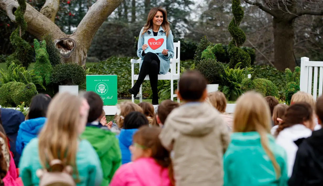 Presiden AS Melania Trump saat membacakan buku untuk anak-anak saat perayaan Easter Egg Roll di Gedung Putih, Washington (4/2). Pembacaan buku oleh Melania Trump untuk anak-anak ini merupakan rangkaian acara Easter Egg Roll. (AP Photo / Carolyn Kaster)