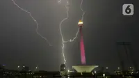 Kilatan petir menyambar di kawasan Monas, saat hujan yang disertai angin mengguyur Jakarta, Sabtu (21/12/2019),Malam. BMKG mengingatkan agar waspada terhadap potensi hujan deras yang disertai petir diprediksi akan terjadi dalam beberapa hari kedepan. (merdeka.com/Imam Buhori)