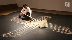 Seniman membuat karya seni Our Labyrinth di Museum MACAN, Jakarta (14/2). Pameran bertajuk Masa Lalu Belumlah Berlalu menghadirkan 70 karya seni yang diciptakan sejak tahun 1980, berlangsung hingga 10 Maret 2019. (Liputan6.com/Fery Pradolo)