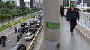 Pejalan kaki di salah satu JPO Jalan Jenderal Sudirman, Jakarta, Kamis (5/11/2020). Badan Pusat Statistik (BPS) mencatat ekonomi Indonesia pada kuartal III-2020 minus 3,49 persen, Indonesia dipastikan resesi karena pertumbuhan ekonomi dua kali mengalami minus. (Liputan6.com/Helmi Fithriansyah)