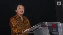 Direktur Utama PT Bursa Efek Indonesia (BEI) Tito Sulistio menyampaikan pidato pada malam apresiasi di Gedung BEI Jakarta, Selasa (18/7). Apresiasi diberikan untuk komisioner OJK 2012-2017 yang mengakhiri masa tugasnya. (Liputan6.com/Helmi Fithriansyah)