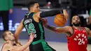 Pebasket Boston Celtics, Grant Williams, berebut bola dengan pebasket Toronto Raptors, Norman Powell, pada laga NBA di Lake Buena Vista, Senin (7/9/2020). Boston Celtics menang telak 111-89 atas Toronto Raptors. (AP/Mark J. Terrill)