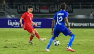 Pemain diaspora Timnas Indonesia U-16, Mathew Baker, saat bertanding melawan Singapura U-16 pada pertandingan perdana Grup A Piala AFF U-16 2024 di Stadion Manahan, Solo, Jumat (21/6/2024). (Bola.com/Radifa Arsa)