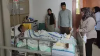 Gus Ipul Jenguk Korban Kebakaran Rumah Makan Padang, Beri Santuan Rp 5 Juta